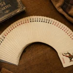 Jeu de 54 cartes sur table : 52 cartes et jokers
