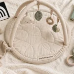 Jeux bébé naissance : tapis d’éveil et jouets sensoriels doux